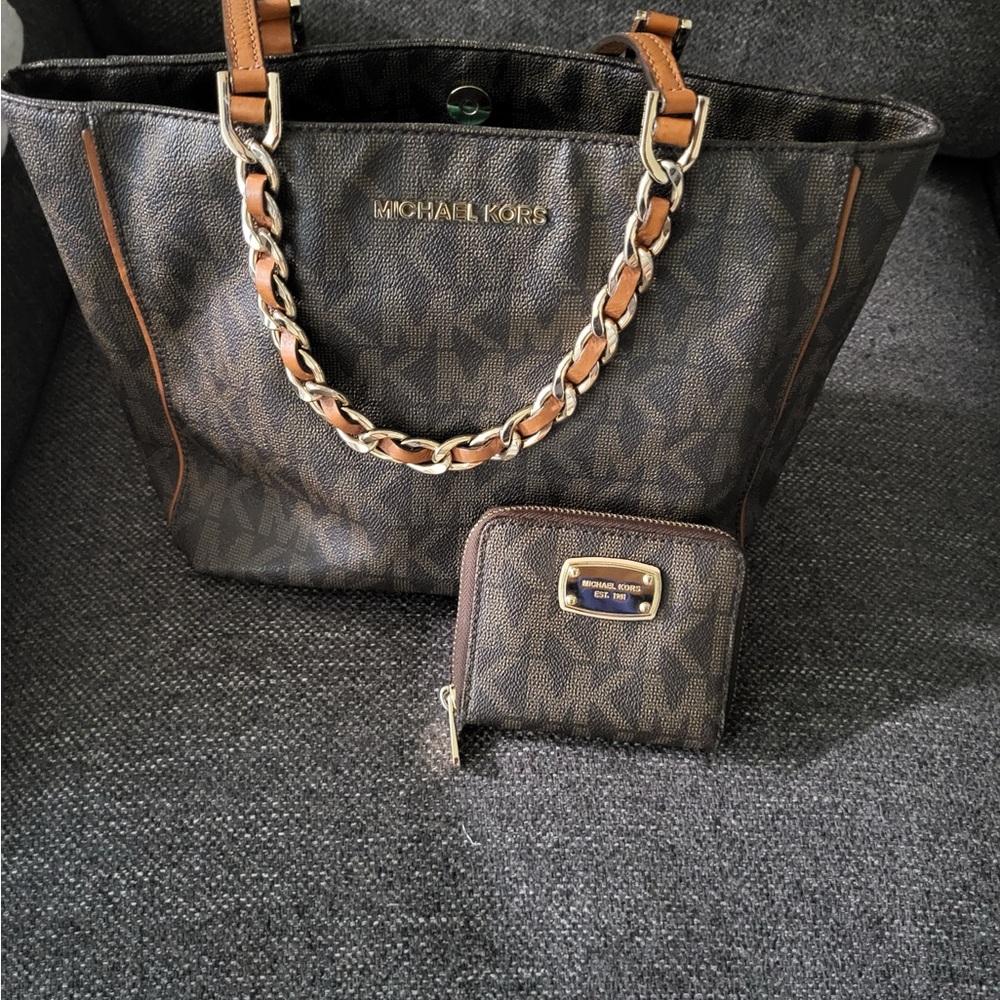 Michael Kors Purse 

Good condition 
Available for pick up 
Zelle or cash